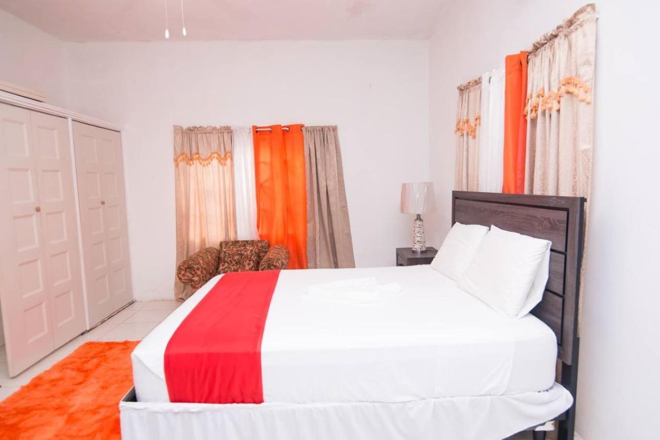Suzette Guesthouse Accommodations Saint Maryʼs Extérieur photo