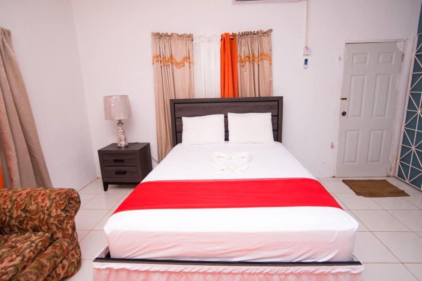 Suzette Guesthouse Accommodations Saint Maryʼs Extérieur photo