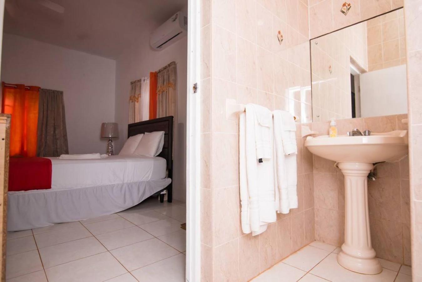 Suzette Guesthouse Accommodations Saint Maryʼs Extérieur photo